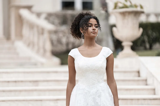 Simple and Elegant Wedding Dresses for Autumn Weddings