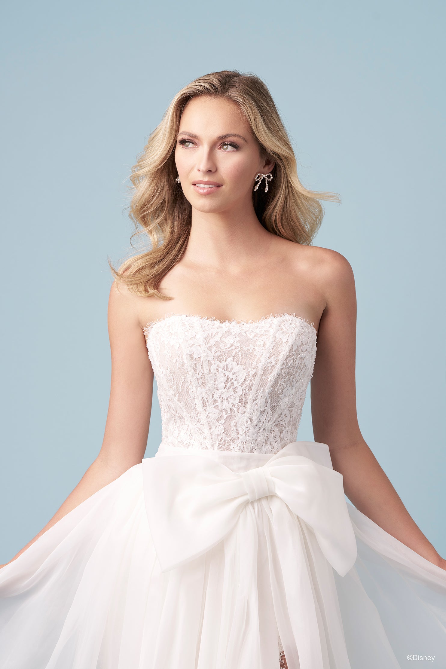 D477T | Snow White Train | Disney Princess Wedding Dresses