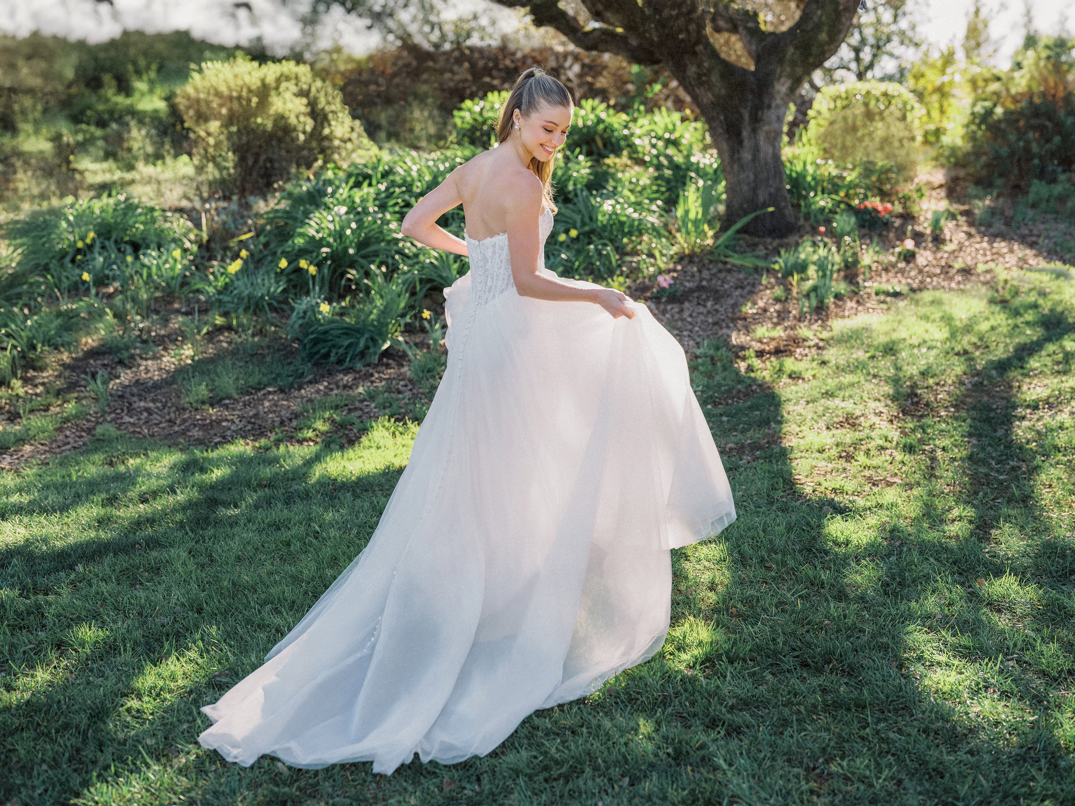 R3985 – Allure Bridals